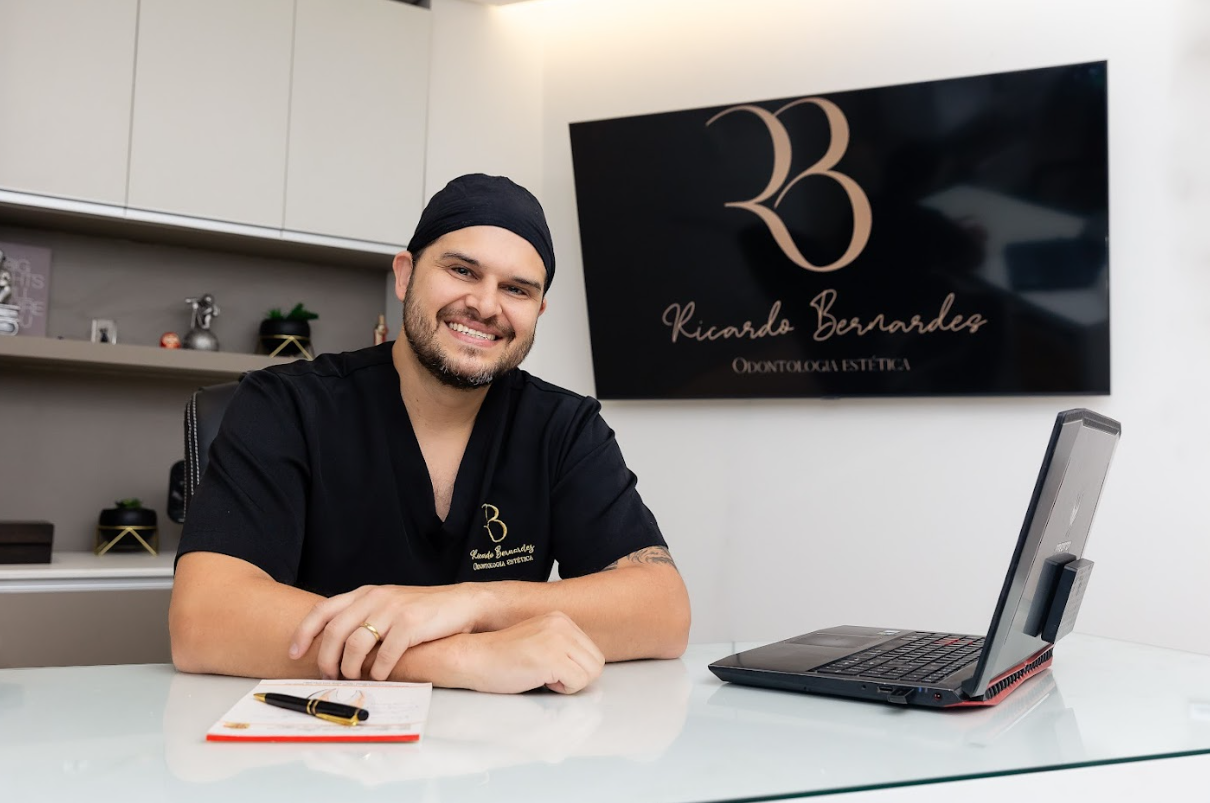 Dr. Ricardo Bernardes — especialista em facetas de resina
